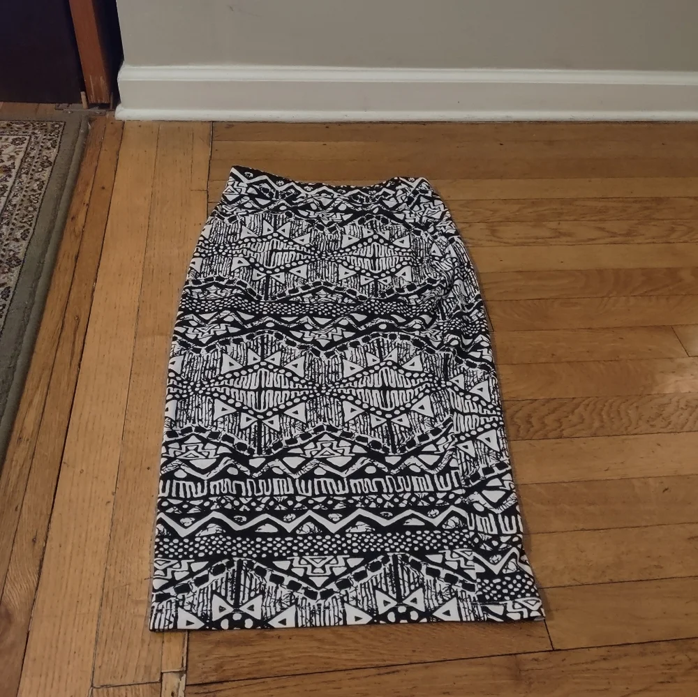 black and white abstract aztec print stretchy elastic midi skirt fits like small